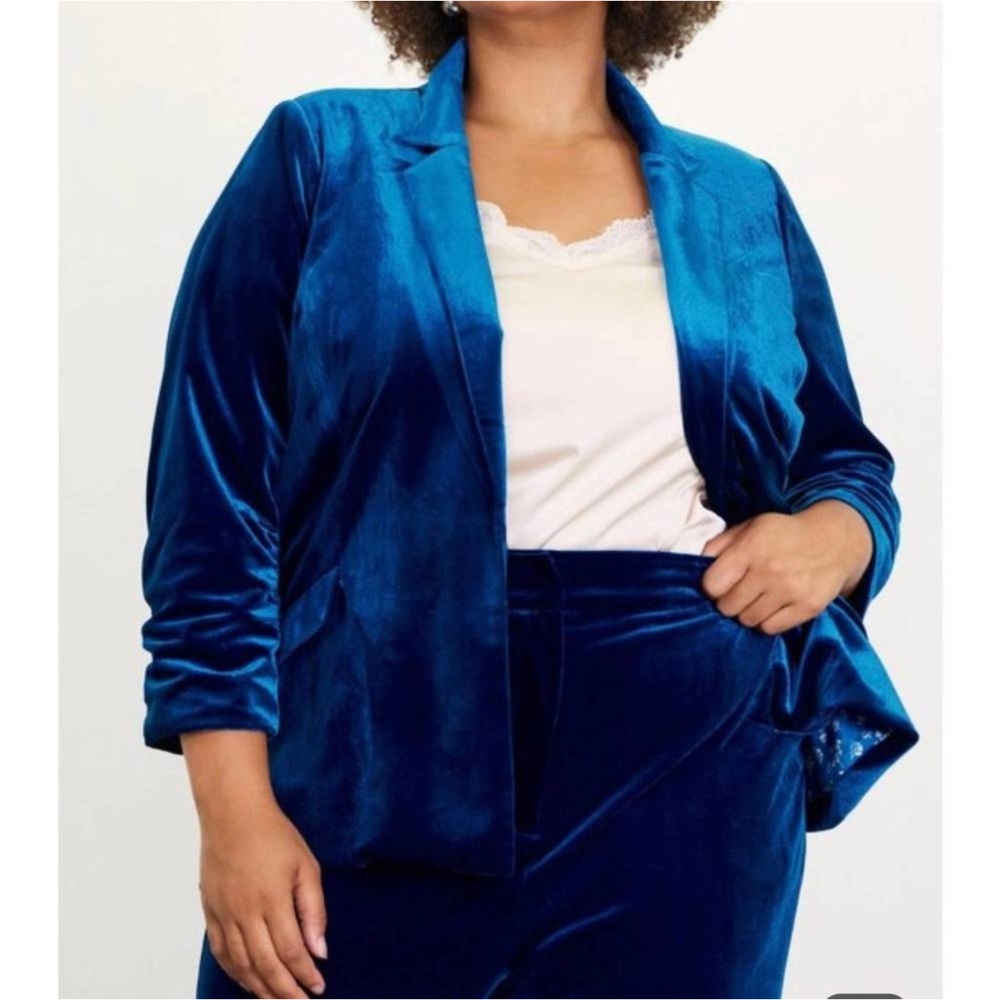 Skies Are Blue Velvet Blazer in Deep Teal Blue